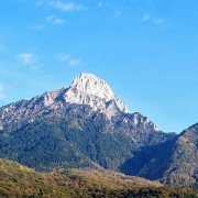 Il Pizzo Badile Camuno - qui visto da località Giarelli -, posizionato di fronte alla Concarena, deve il suo nome alla forma a pala della sua cima.